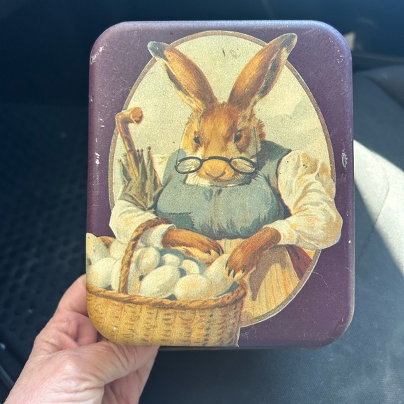 Vintage 1984 A Happy Eastertide Easter Bunny Cookie Tin Can rust crusty - Picture 1 of 8